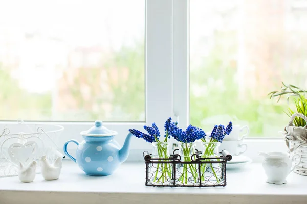 Il davanzale della cucina con fiori muscari in bottiglia — Foto Stock