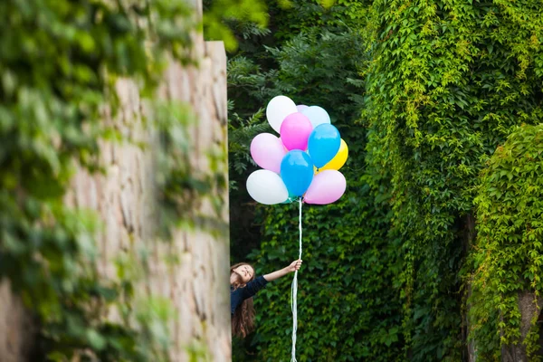 Şehirde renkli balonları ile kız — Stok fotoğraf