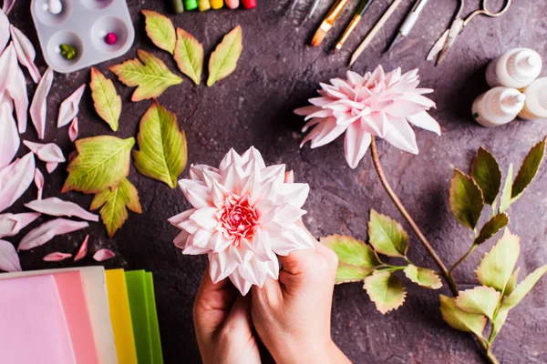 Diy köpük malzemeden gerçekçi çiçekler yapma — Stok fotoğraf