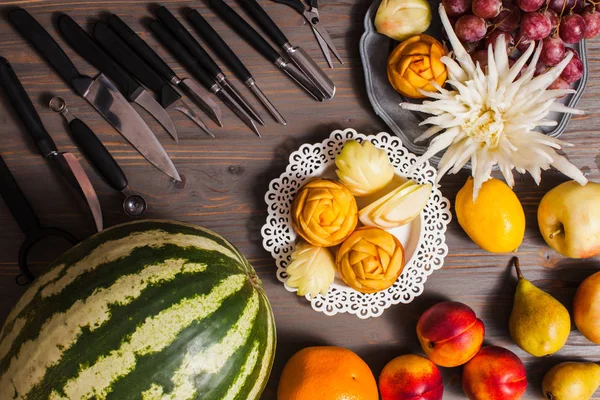 Chinese fruit carving, flat lay hands do it — Stock Photo, Image