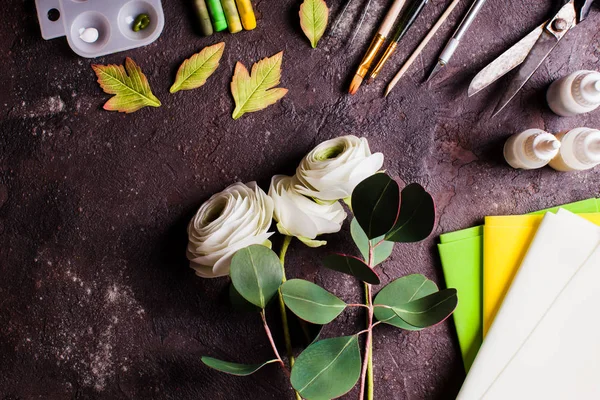 DIY tworzenie realistycznych kwiatów Jaskier z materiału piankowego — Zdjęcie stockowe