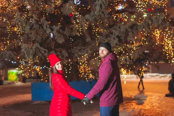 Пара во время зимних каникул возле елки — стоковое фото