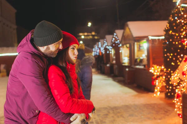 Dulce pareja romántica en la celebración de Año Nuevo centro —  Fotos de Stock