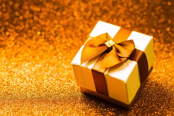 Caja de regalo de Navidad en el fondo dorado — Foto de Stock