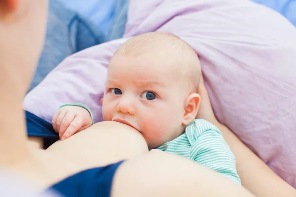 Κορυφαία θέα του μωρού που θηλάζουν σε μαξιλάρι — Φωτογραφία Αρχείου