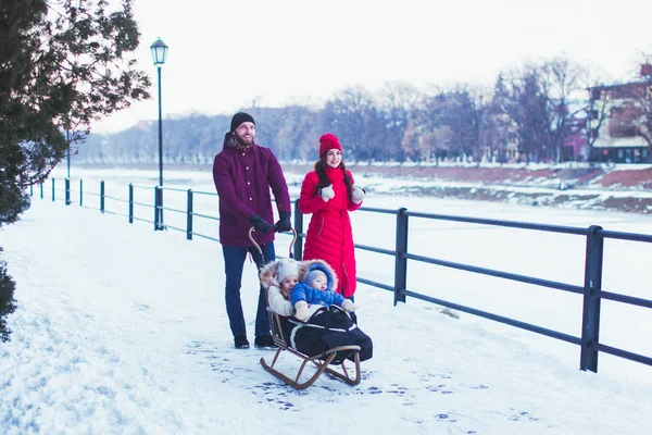 겨울 도시에서 아이들과 함께 걷는 아버지와 어머니 — 스톡 사진