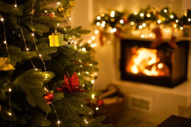 Şöminede Noel ağacı ve ev tatil dekor