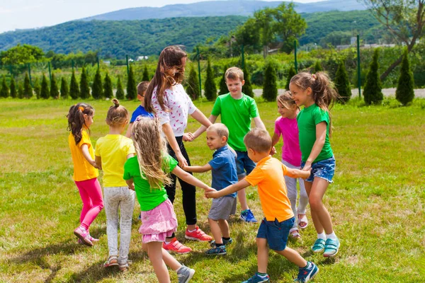 Los escolares con maestro tienen clases de baile y canto — Foto de Stock