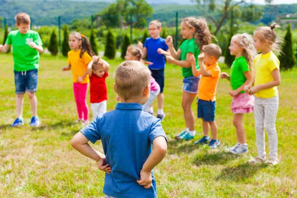 小さな男の子の俳優は子供のためのパントマイムを示しています — ストック写真