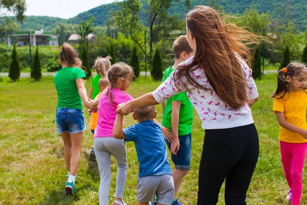 Utor con niños jugar en juegos al aire libre y divertirse — Foto de Stock