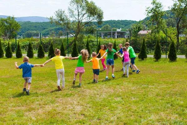 Große Gruppe von Kindern hält Händchen und rennt — Stockfoto