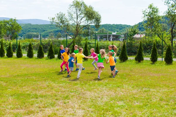 円の中で手をつないで踊る子供たち — ストック写真