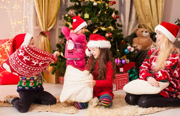 I bambini si tengono per mano cuscino da battaglia, tempo sul pavimento — Foto Stock