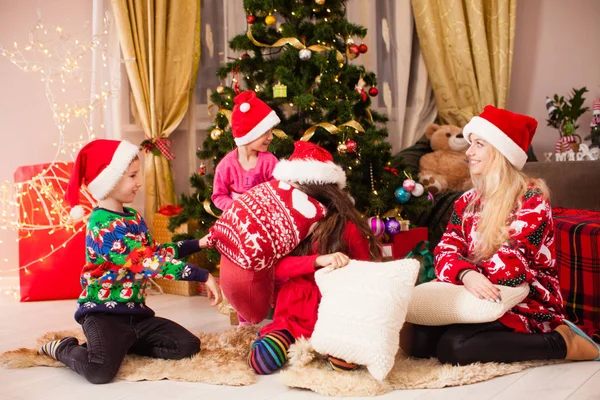 Leuke en gelukkige speeltijd bij chrismtas avond feest — Stockfoto