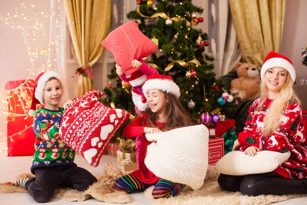 Mother plays with children at Chrismtas evening party on the floor — Stock Photo, Image