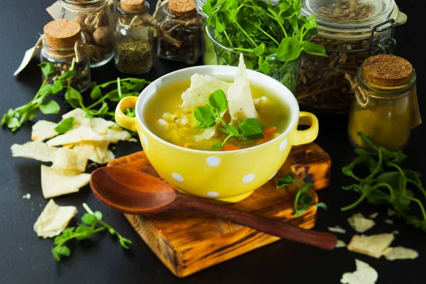 Frische Erbsensuppe mit Crackern und Kräutern — Stockfoto