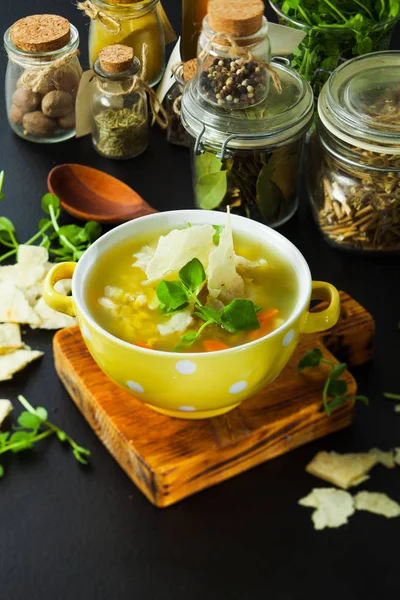 Φρέσκια σούπα από αρακά με κράκερ και βότανα — Φωτογραφία Αρχείου
