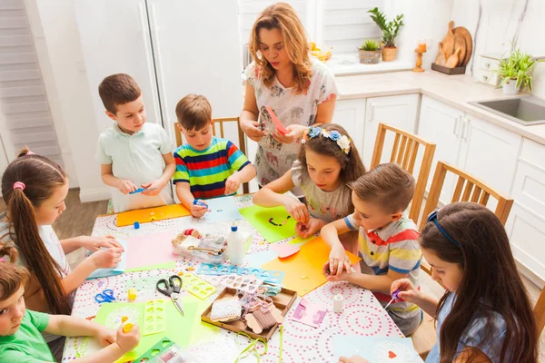 Handgemachte Stunde mit kleinen Kindern, die im Team arbeiten — Stockfoto