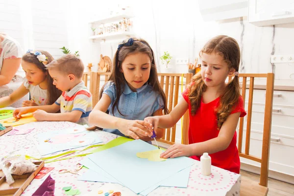 Due bambine carine fanno cartolina insieme — Foto Stock