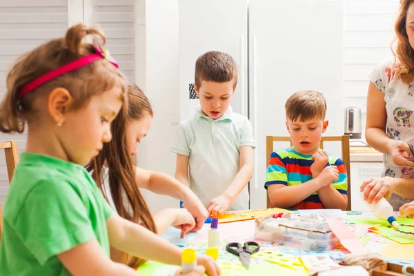 Los niños asisten a clases magistrales y hacen postales juntos — Foto de Stock