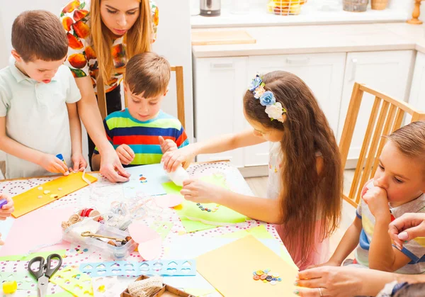 Los niños hacen tarjetas de felicitación con sus madres en una clase magistral — Foto de Stock