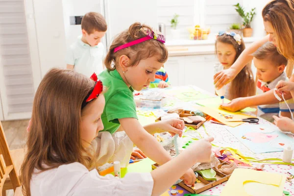 Los niños trabajan juntos en una clase magistral — Foto de Stock