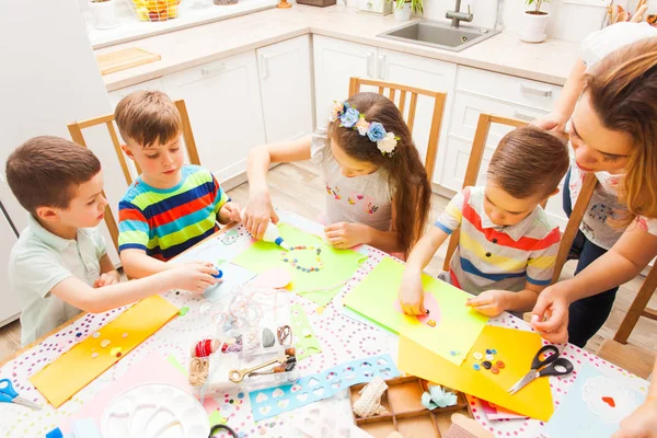 Lindos niños pequeños asisten a una clase magistral sobre cómo hacer postales — Foto de Stock