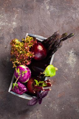 Beyaz ahşap kutuda toplanan sebze çeşitleri