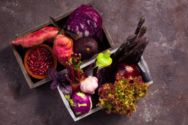 Çeşitli sebzelerle dolu ahşap kutular seti