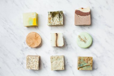 çeşitli el yapımı organik sabun üst görünümü