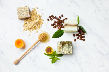 Beyaz mermer üst görünümünde organik kozmetik