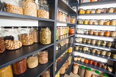 Renkli doğal baharatlar ile bir dükkanda Raf