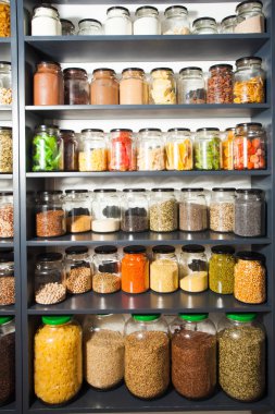 Renkli doğal otlar ve baharatlar ile bir dükkanda Raf