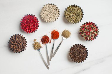 mermer arka plan üzerinde kaşık renkli çeşitli mısır baharatları