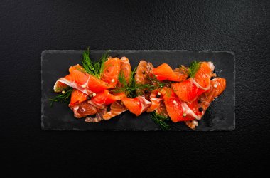 Bir İskandinav çanak Gravlax veya gravlaks üst görünümü