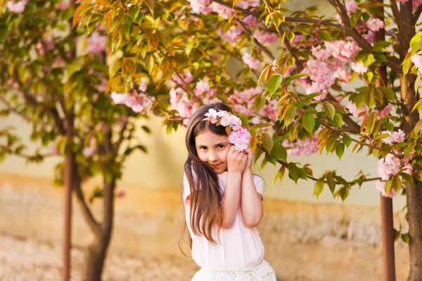 Jarní portrét, Rozkošná holčička chodí do kvetoucí zahrady — Stock fotografie