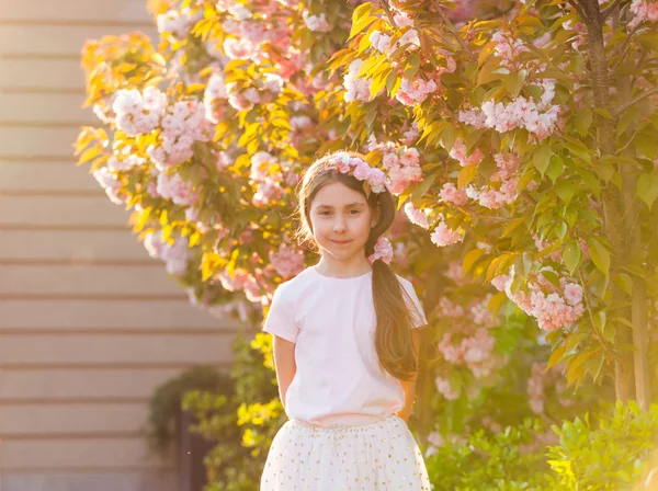 春天的肖像，可爱的小女孩在帽子走在花树 — 图库照片