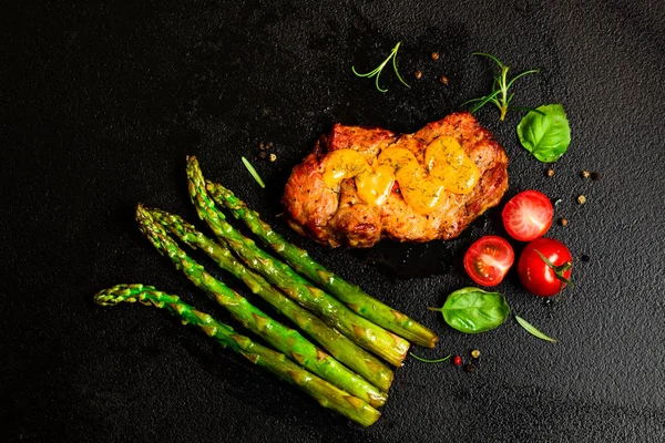 Churrasco carne de porco grelhada com espargos e tomates — Fotografia de Stock