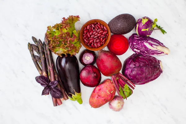 Variedad de verduras frescas sobre fondo blanco — Foto de Stock