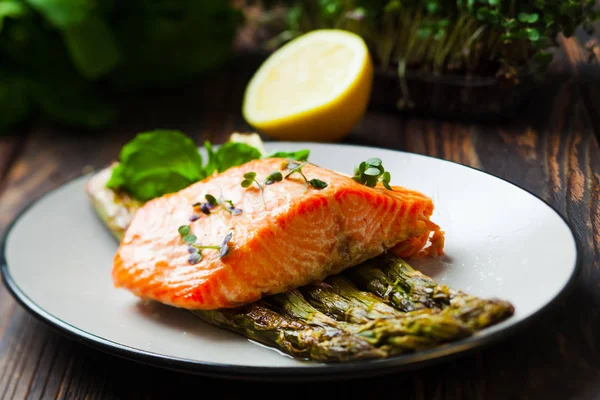 Salmão apoiado e espargos verdes com limão — Fotografia de Stock