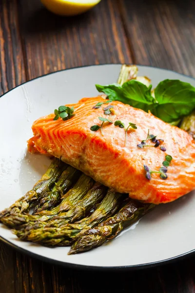 Grilled salmon fillet on the asparagus on plate — Stock Photo, Image