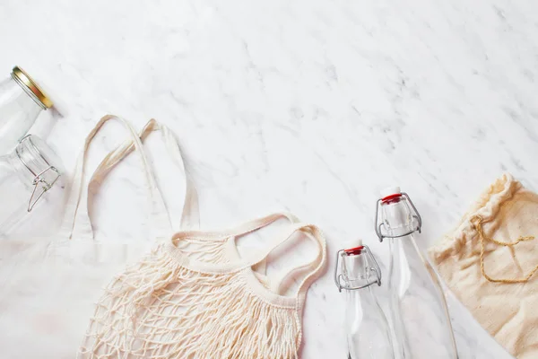 Bolsas de algodón y frascos de vidrio para cero residuos para ir de compras — Foto de Stock