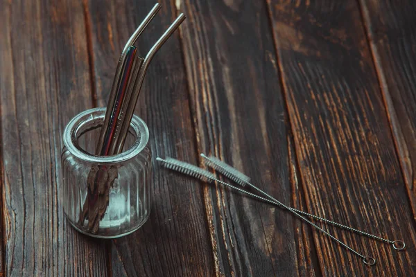 Słój metalowy wielokrotnego użytku w szklanym słoiku na drewnianym stole — Zdjęcie stockowe