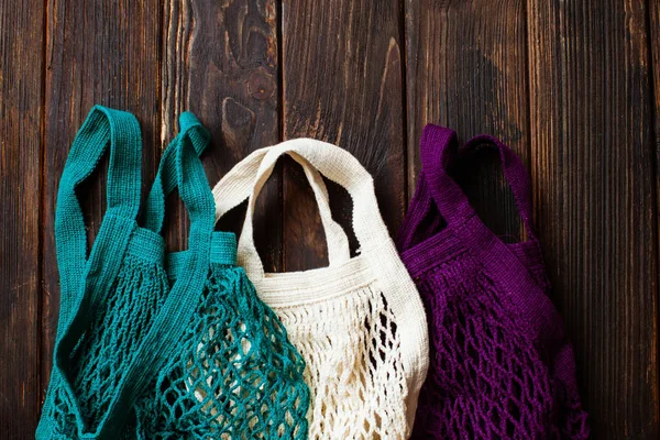 Χρώματα ποικιλίας του βαμβακιού Eco πλέγμα τσάντα στο τραπέζι — Φωτογραφία Αρχείου