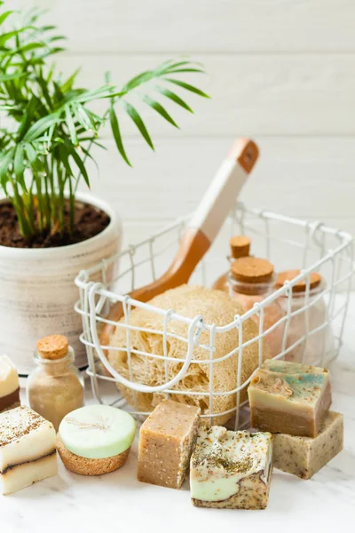 Close-up de produtos cosméticos de cuidados com o corpo em madeira — Fotografia de Stock