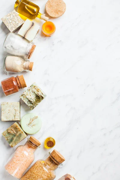 Tvrdé mýdlo, balzám a šampon na bílém mramoru — Stock fotografie