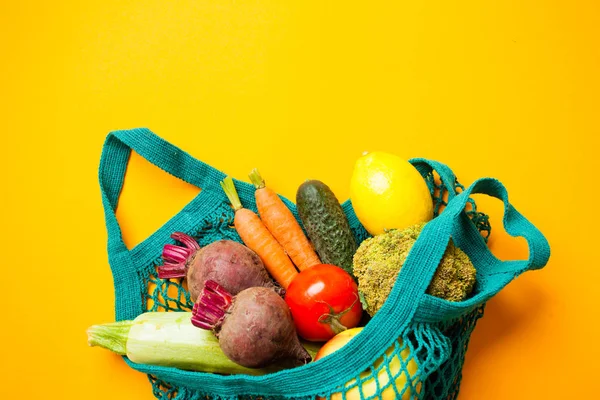 Fresh vegetables in recycling net market bag — Stock Photo, Image