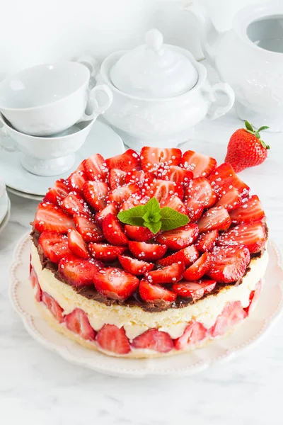 草莓蛋糕弗雷西尔在白色盘子和杯子 — 图库照片