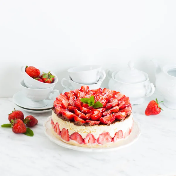 Tarta de fresa Fraisier en el plato blanco y tazas — Foto de Stock