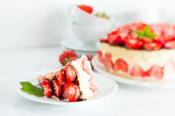 Erdbeerkuchenduft auf weißem Teller und Tassen — Stockfoto